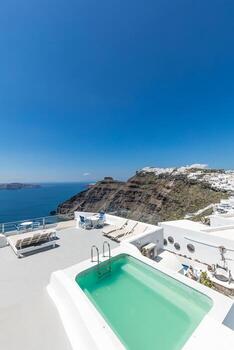 piscina infinita con vistas a la caldera sobre el mar Egeo, santorini, grecia en un caluroso día soleado de verano. paisaje lujoso, resort u hotel de arquitectura blanca. paisaje de lujo, estado de ánimo maravilloso, ambiente foto