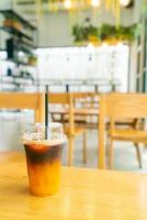 Café negro helado con taza de yuzu en la mesa foto