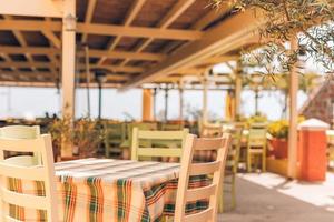 Romántico restaurante al aire libre de estilo mediterráneo europeo a la luz del sol con excelentes vistas. restaurante en la costa de grecia foto