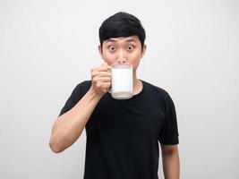 joven bebiendo leche para saludable aislado foto