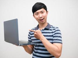 camisa a rayas de hombre asiático satisfecho con la computadora portátil en la mano aislada foto