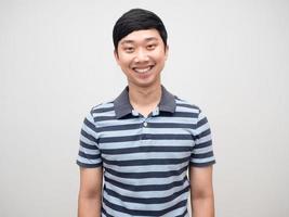 asiático positivo hombre camisa a rayas suave sonrisa aislado foto