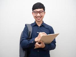 hombre asiático con gafas feliz sonrisa gesto nota en el tablero de documentos foto