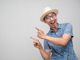 viajero hombre usar sombrero feliz sonrisa señalar con el dedo en el espacio de copia foto