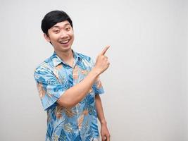 camisa de playa de hombre positivo sonrisa señalar con el dedo en el espacio de copia foto