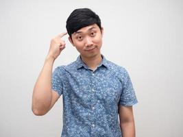 hombre asiático camisa azul señalar con el dedo en la cabeza por pensar foto