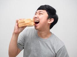 primer plano alegre hombre hambriento y eatting sándwich se siente delicioso estudio corto foto