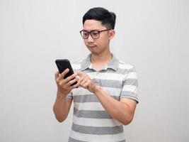 joven camisa a rayas con gafas con retrato de teléfono móvil foto