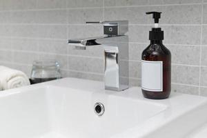 fregadero y grifo en baño moderno blanco foto