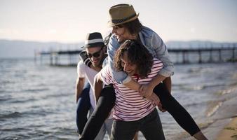 jóvenes divirtiéndose junto a un lago. jóvenes amigos relajándose junto a un lago. foto