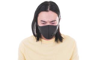 hombre asiático con máscara de respiración. detener el concepto covid. el joven usa una máscara médica protectora para prevenir la infección por covid-19 y muestra el gesto de parada
