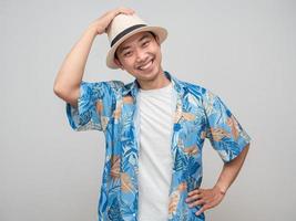 camisa de playa de hombre alegre tocando su retrato de sonrisa de felicidad de sombrero foto