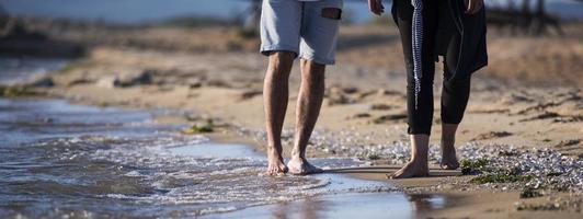 feliz pareja romántica disfrutando de un hermoso paseo al atardecer en la playa. concepto de estilo de vida de jubilación de vacaciones de viaje foto