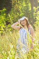 mujer caminando en un campo en un día soleado de verano. foto