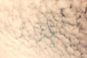 las nubes blancas están parcialmente en el fondo del cielo azul foto