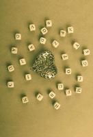 icono de amor y cubos de letras hechos de madera foto