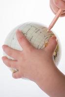 niño sosteniendo un globo y un bolígrafo en la mano