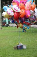 Venta de globos llenos con helio. foto