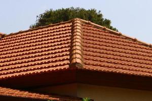 techo de tejas en un edificio residencial en israel. foto