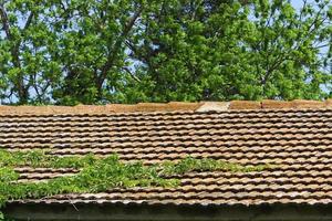 techo de tejas en un edificio residencial en israel. foto