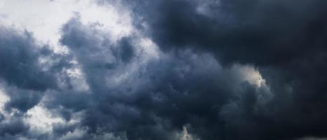 el cielo oscuro con nubes pesadas que convergen y una tormenta violenta antes de la lluvia. cielo y medio ambiente con mal tiempo o de mal humor. emisiones de dióxido de carbono, efecto invernadero, calentamiento global, cambio climático. foto