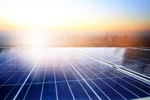 Paneles solares para producir y distribuir electricidad. concepto de tecnología energética. foto
