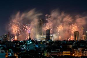 fuegos artificiales en el río en el cielo oscuro, feliz año nuevo 2023, tailandia. foto