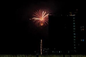 fuegos artificiales en el río en el cielo oscuro, feliz año nuevo 2023, tailandia. foto