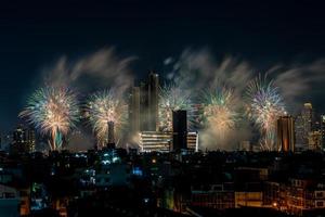 fuegos artificiales en el río en el cielo oscuro, feliz año nuevo 2023, tailandia foto