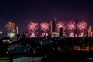 fuegos artificiales en el río en el cielo oscuro, feliz año nuevo 2023, tailandia. foto