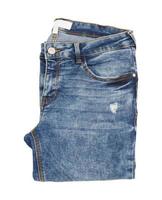 jeans azules doblados en la vista frontal de fondo blanco foto
