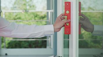 huis inspectie concept door een ingenieur. inspecteur ingenieur is inspectie apparaat van de deur na installatie. aannemer controleren glas deur voordat levering naar de klant. video