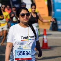 nueva delhi, india - 16 de octubre de 2022 - carrera de media maratón de vedanta delhi después de covid en la que los participantes del maratón están a punto de cruzar la línea de meta, media maratón de delhi 2022 foto