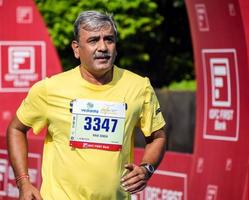 nueva delhi, india - 16 de octubre de 2022 - carrera de media maratón de vedanta delhi después de covid en la que los participantes del maratón están a punto de cruzar la línea de meta, media maratón de delhi 2022 foto