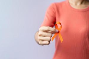 cinta naranja para la leucemia, día del cáncer de riñón, esclerosis múltiple mundial, crps, mes de concientización sobre las autolesiones. cuidado de la salud y el concepto del día del cáncer de palabra foto