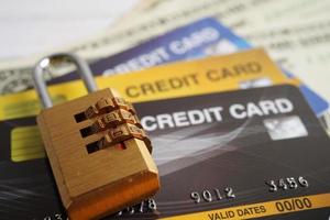tarjeta de crédito con bloqueo de contraseña, concepto de negocio de finanzas de seguridad. foto