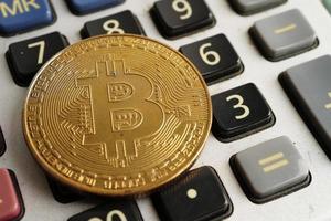 bitcoin dorado en billetes de dólar estadounidense dinero para negocios y comercio, moneda digital, criptomoneda virtual, tecnología blockchain. foto