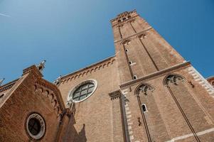 la basílica de santa maria gloriosa dei frari, comúnmente llamada frari, es la iglesia más grande de venecia foto