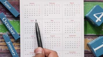 Détail d'un calendrier sur table video