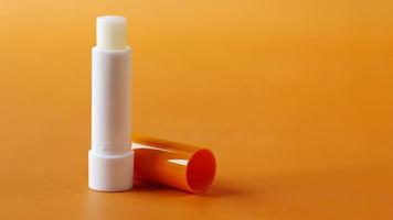 feuchtigkeitsspendender Lippenbalsam auf orangefarbenem Hintergrund video
