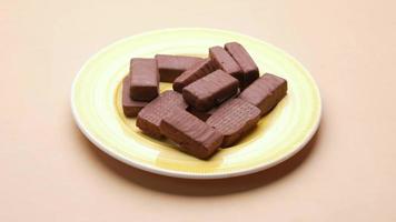 dunkle Schokolade auf einem Teller auf dem Tisch Nahaufnahme video