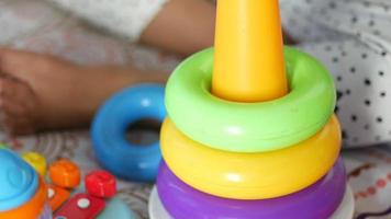 niño jugando con juguetes de bebé en la cama, concepto de desarrollo infantil video