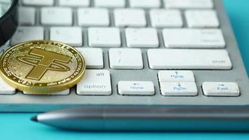 loupe et bitcoins dorés sur le clavier se bouchent video