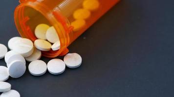 bovenaanzicht van medische pillen in een pillendoosje op gekleurde achtergrond video