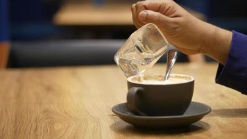 verter agua en una taza de café en la mesa video