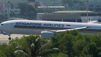 phuket, tailândia, 29 de novembro de 2019 - singapore airlines boeing 777 9v sve pouso no aeroporto de phuket video