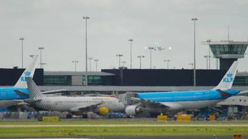 amsterdam, il Olanda luglio 26, 2017 - occupato traffico a Schiphol internazionale aeroporto video