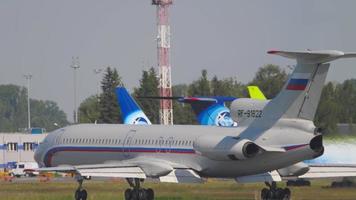 NOVOSIBIRSK, RUSSIAN FEDERATION JUNE 17, 2020 - Russian AirForce Tupolev TU 154B 2 RF 91822 accelerating before take off. Tolmachevo Airport, Novosibirsk video