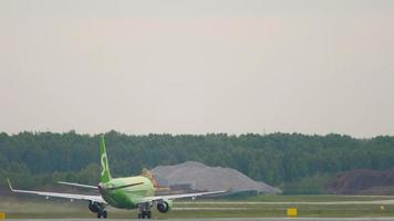 novosibirsk, rússia, 17 de junho de 2020 - o avião da s7 airlines acelera na pista e decola do aeroporto internacional de tolmachevo, novosibirsk. tráfego do aeroporto, voos matinais video