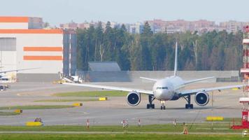 Moscou, Federação Russa, 12 de setembro de 2020 - Boeing 777 da Aeroflot Airlines taxiando para a pista para partir do Aeroporto Internacional Sheremetyevo SVO.